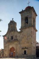 edificio antiguo de la capilla, iglesia del pueblo, paredes de arquitectura colonial, puerta de madera envejecida foto