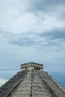 templo de kukulkan en chichén itzá mejor conocido como la pirámide de kukulkan en yucatán, méxico foto