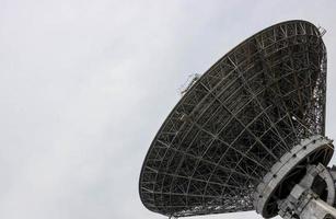 la silueta de una antena parabólica o de radio. observatorio espacial o radar de defensa aérea foto