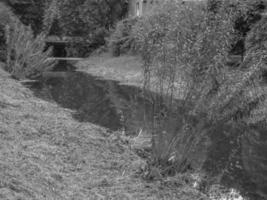 la ciudad de coesfeld en el río berkel en alemania foto