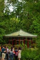 una alcoba de estilo oriental en un parque otoñal foto