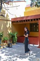 chica segura, sonriendo y haciendo expresiones, mujer empoderada sonriendo a la cámara, foto