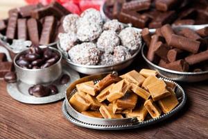 postre para navidad. surtido de dulces con caramelos de chocolate y bombones. foto