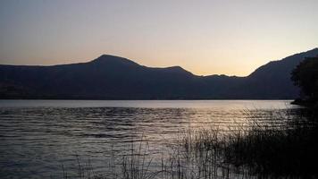 lago de chapala, jalisco méxico, lago al atardecer con barcos de pesca, reflejo del sol en el lago, méxico foto