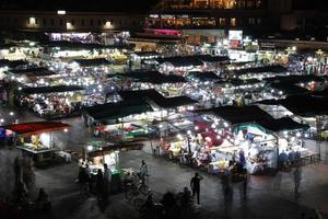 mercado de la plaza jemaa el-fnaa en marrakech, marruecos foto