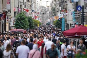 avenida istiklal en la ciudad de estambul, turquía foto