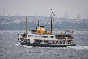 Ferry en el estrecho del Bósforo, Estambul, Turquía foto