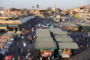 mercado de la plaza jemaa el-fnaa en marrakech, marruecos foto