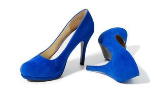 Primer plano de zapatos de tacones altos de moda aislado sobre fondo blanco. zapato de mujer de color azul en el suelo. concepto de compras y moda. copie el espacio. enfoque selectivo foto