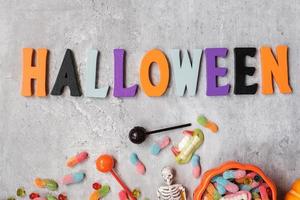 feliz día de halloween con dulces fantasmas, calabaza, tazón y decorativos. truco o amenaza, hola octubre, otoño otoño, concepto festivo, fiesta y vacaciones foto