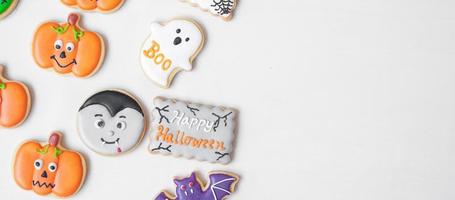 galletas divertidas de Halloween en fondo blanco. truco o amenaza, feliz halloween, hola octubre, otoño otoño, festivo, fiesta y concepto de vacaciones foto