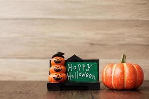 calabaza naranja en la mesa con espacio de copia para el fondo del banner. feliz día de halloween, hola octubre, temporada de otoño, concepto festivo, fiesta y vacaciones foto