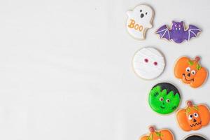 galletas divertidas de Halloween en fondo blanco. truco o amenaza, feliz halloween, hola octubre, otoño otoño, festivo, fiesta y concepto de vacaciones foto