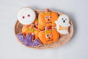 galletas divertidas de halloween en cesta de madera. truco o amenaza, feliz halloween, hola octubre, otoño otoño, festivo, fiesta y concepto de vacaciones foto