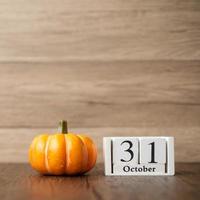 feliz día de halloween con calabaza y calendario del 31 de octubre. truco o amenaza, hola octubre, otoño otoño, festivo, fiesta y concepto de vacaciones foto