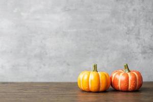 calabaza naranja en la mesa con espacio de copia para el fondo del banner. feliz día de halloween, hola octubre, temporada de otoño, concepto festivo, fiesta y vacaciones foto