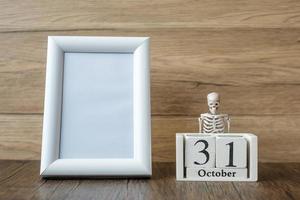 31 de octubre calendario y marco con espacio de copia de texto. feliz día de halloween, hola octubre, temporada de otoño, concepto festivo, fiesta y vacaciones foto