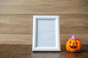 calabaza naranja en la mesa y el marco con espacio para copiar texto. feliz día de halloween, hola octubre, temporada de otoño, concepto festivo, fiesta y vacaciones foto