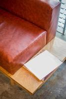 Sillón o sofá en forma de l en roble macizo o madera de roble, con asiento de cuero natural, foto