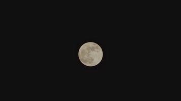 a lua no céu escuro video