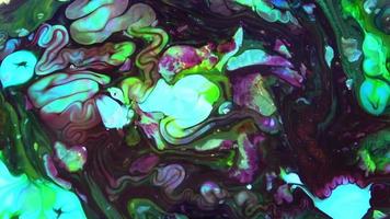 gotas de tinta burbujas y formas de esfera en la turbulencia de fondo de tinta de colores abstractos