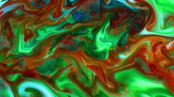 gouttes d'encre bulles et formes de sphère sur la turbulence de fond d'encre colorée abstraite