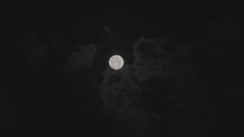 der Mond am dunklen Himmel video