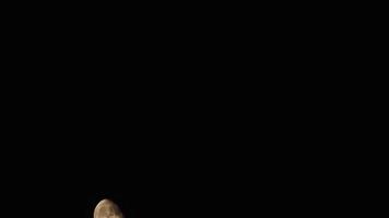 a lua no céu escuro video