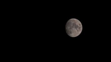 a lua no céu escuro video