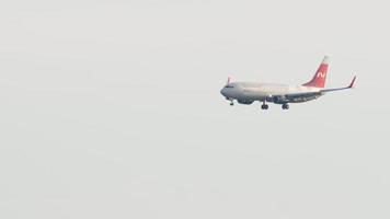 sotsji, Russisch federatie november 15, 2020 - boeing 737 van noordenwind luchtvaartmaatschappijen naderen voordat landen video