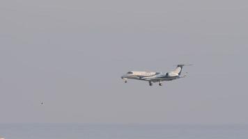 sochi, federación rusa 17 de noviembre de 2020 - embraer legacy 600, ra 02757 de dexter air se acerca antes de aterrizar en el aeropuerto internacional de sochi. video