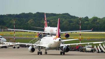 Düsseldorf, Tyskland juli 22, 2017 - flygbuss a320 germanwings flygbolag taxi, på de bakgrund flygbuss a330 airberlin taxning ner de bana innan ta av video