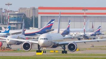 moscú, federación rusa 12 de septiembre de 2020 - boeing 777 de aeroflot airlines taxis en la pista del aeropuerto internacional de sheremetyevo video