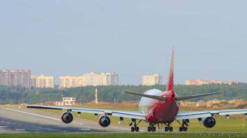 moscú, federación rusa 12 de septiembre de 2020 - rossiya airlines boeing 747 se prepara para despegar en el aeropuerto internacional sheremetyevo, moscú video