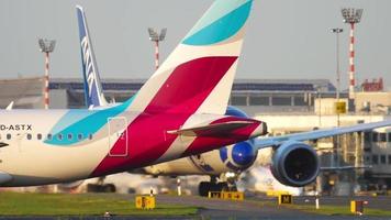 dusseldorf, alemania 21 de julio de 2017 - airbus a319 112, d astx de eurowings airlines se encuentra en el estacionamiento del aeropuerto internacional de dusseldorf video