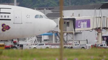 phuket, Thailand december 1, 2016 - Thais luchtwegen luchtbus a330 ster alliantie kleurstelling taxi's naar de terminal na landen. Thais lucht arriveert Bij phuket luchthaven video