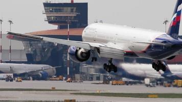 Moscou, Federação Russa, 29 de julho de 2021 - Boeing 777 Aeroflot Airlines pousa no Aeroporto Internacional de Sheremetyevo, Moscou. avião pousando em câmera lenta. avião chega vista traseira video