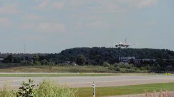 moscou, federação russa, 29 de julho de 2021 - aeroflot airbus a320 se aproximando do pouso, câmera lenta. chegada do avião de passageiros no aeroporto de sheremetyevo. conceito de turismo e viagens video