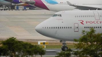 phuket, tailandia 1 de diciembre de 2016 - jumbo jet de rossiya airlines se prepara para despegar del aeropuerto internacional de phuket. concepto de viaje video