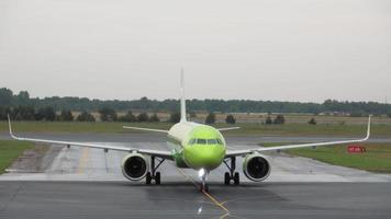 novosibirsk, federación rusa 24 de julio de 2021 - s7 airlines taxis a la terminal después de la llegada. s7 airlines es una aerolínea rusa. transporte aereo de pasajeros domestico e internacional video