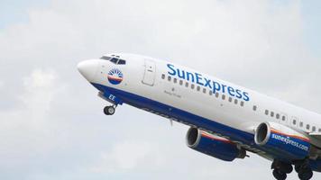 dusseldorf, alemania 23 de julio de 2017 - boeing 737 8cx, tc see of sunexpress despegue y suba en el aeropuerto de dusseldorf, alemania. concepto de turismo y viajes video