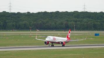 dusseldorf, alemania 23 de julio de 2017 - avión civil airbus a320 de air berlin despegue en el aeropuerto internacional de dusseldorf. concepto de turismo y viajes video