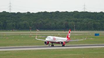 Düsseldorf, Tyskland juli 23, 2017 - civil plan flygbuss a320 av luft berlin ta av på Düsseldorf internationell flygplats. turism och resa begrepp video