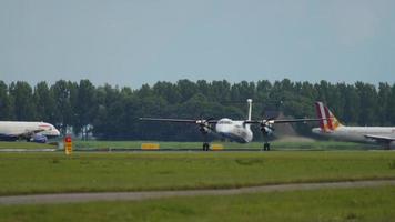 amsterdam, die niederlande 24. juli 2017 - turboprop-flugzeug flybe start und klettern am flughafen schiphol, amsterdam. tourismus- und reisekonzept video