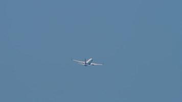 reclame passagiersvliegtuig winnen hoogte na uittrekken in de blauw lucht. achterzijde visie lang schot, vlak draaien video