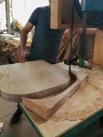 Corte de madera con sierra de cinta, respaldo de un sillón, muebles de diseño, la madera es de roble natural, madera maciza o madera dura. foto