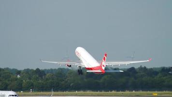 Düsseldorf, Tyskland juli 22, 2017 - flygbuss a330 luft berlin tar av på Düsseldorf internationell flygplats, Tyskland video