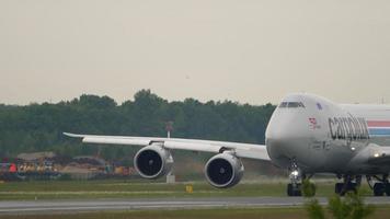novosibirsk, federación rusa 10 de junio de 2020 - boeing 747 cargolux rodando después de aterrizar en el aeropuerto internacional de novosibirsk video