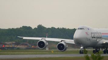 novosibirsk, fédération de russie 10 juin 2020 - boeing 747 cargolux roulant après l'atterrissage à l'aéroport international de novosibirsk video