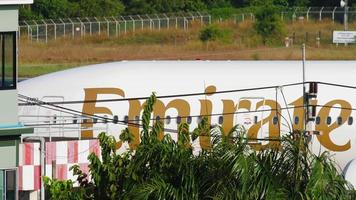 Phuket, Tailandia dicembre 1, 2018 - passeggeri commerciale boeing 777 di Emirates le compagnie aeree Taxi dopo atterraggio a Phuket internazionale aeroporto video
